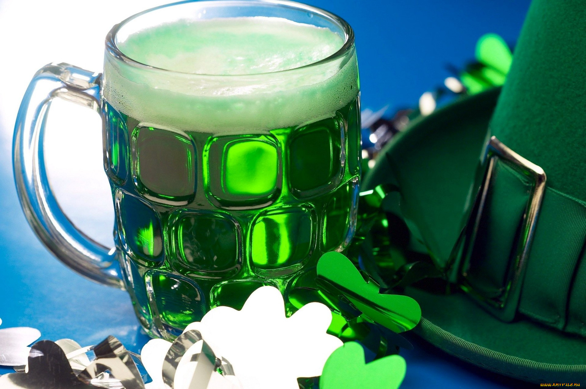 Drink irish. Green Beer день Святого Патрика. Святой Патрик пиво. Святой Патрик ирландский. День Святого Патрика ирландское пиво.